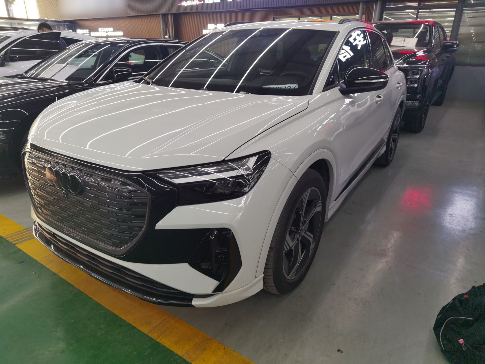 Под передней частью автомобиля