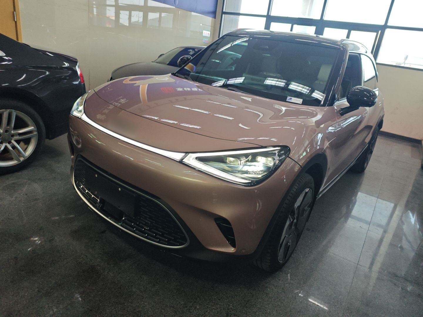 Под передней частью автомобиля