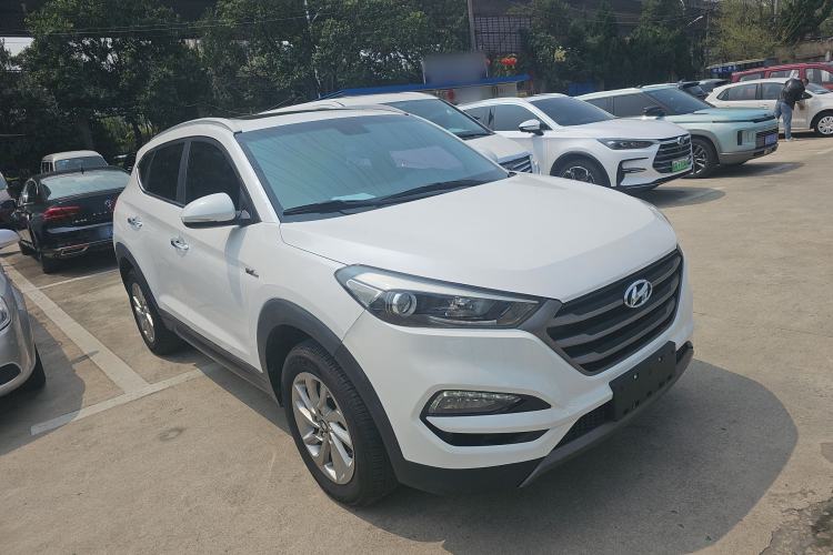 Used Hyundai Tucson 2015 1.6T Dual-Clutch Two-Wheel-Drive Smart Model Front Right 45 Deg
