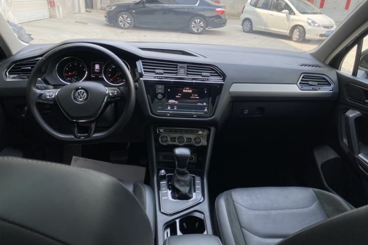 Used Volkswagen Tiguan L 2018 Facelift 330TSI Automatic Two-Wheel Drive Luxury Edition Interior 3