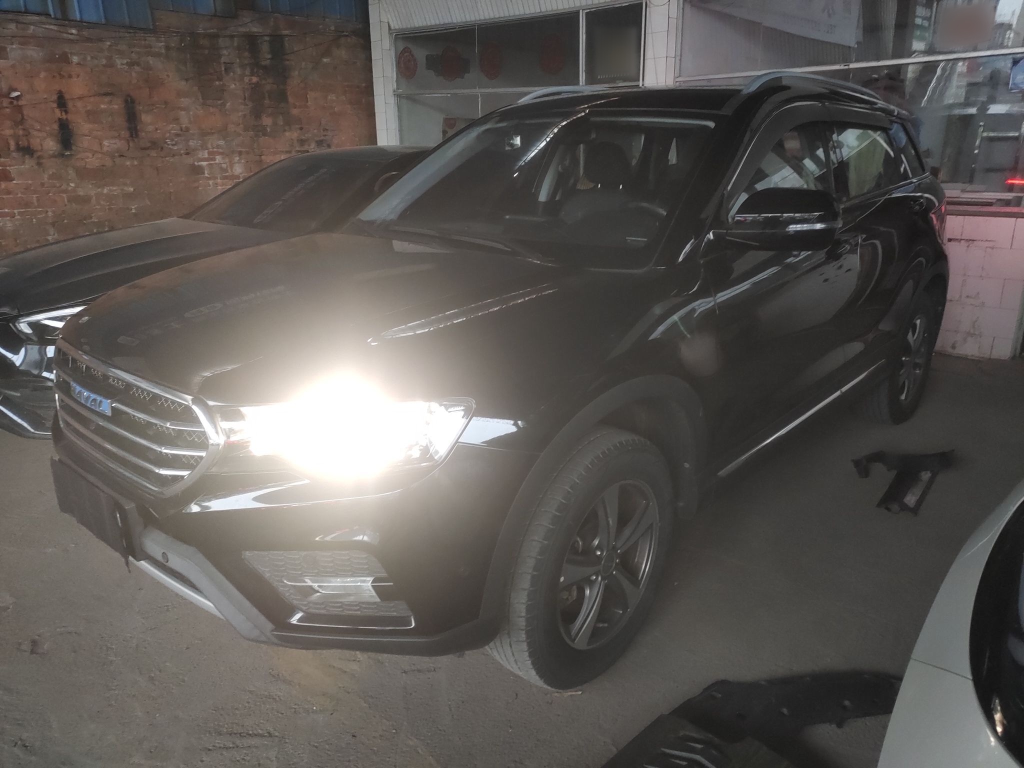 Под передней частью автомобиля