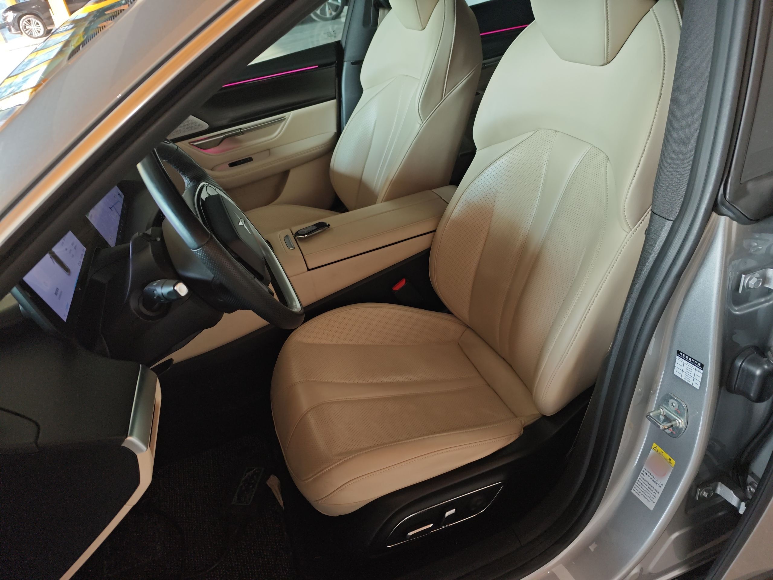 المقاعد الأمامية داخل السيارة