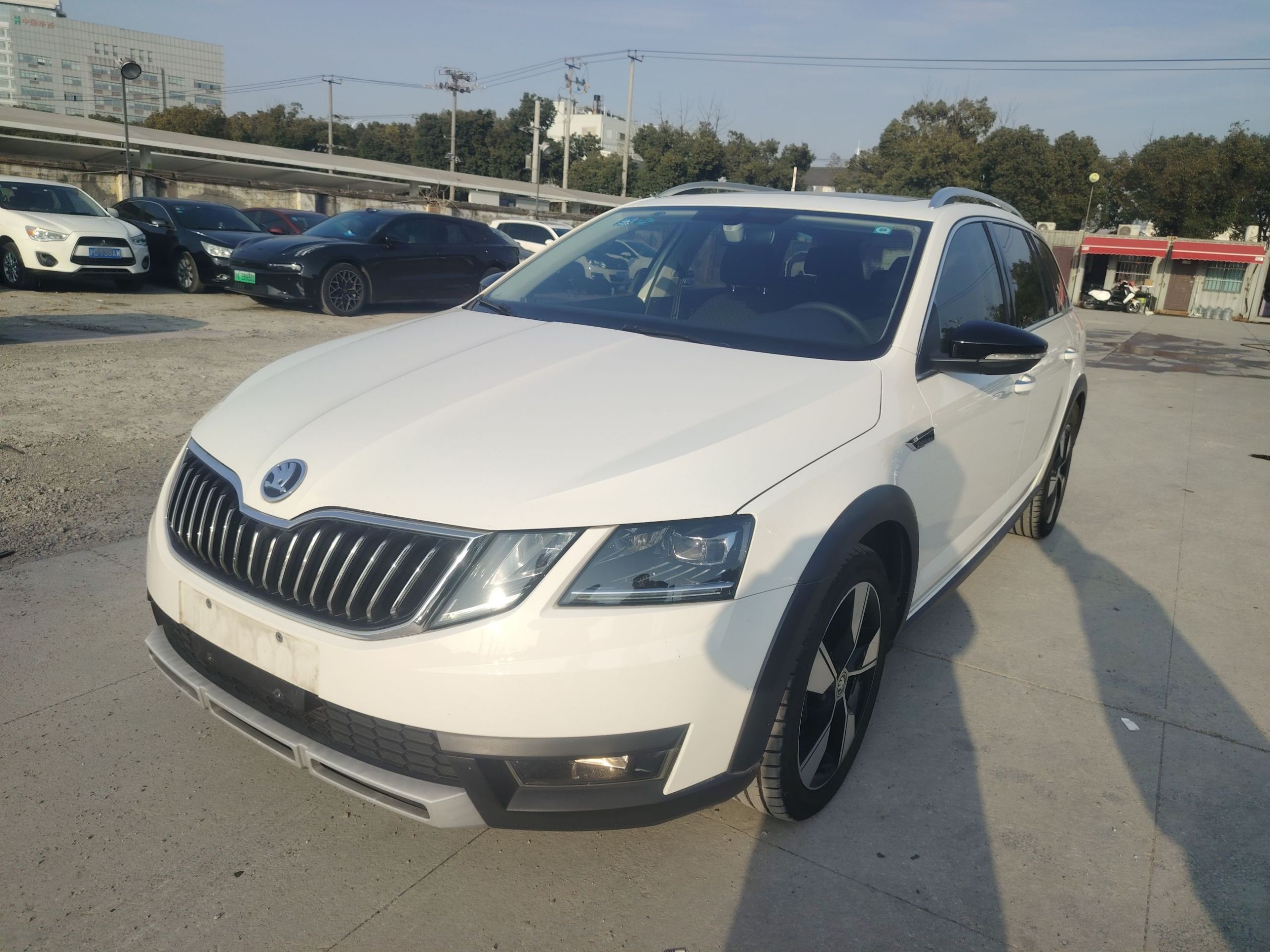 Под передней частью автомобиля