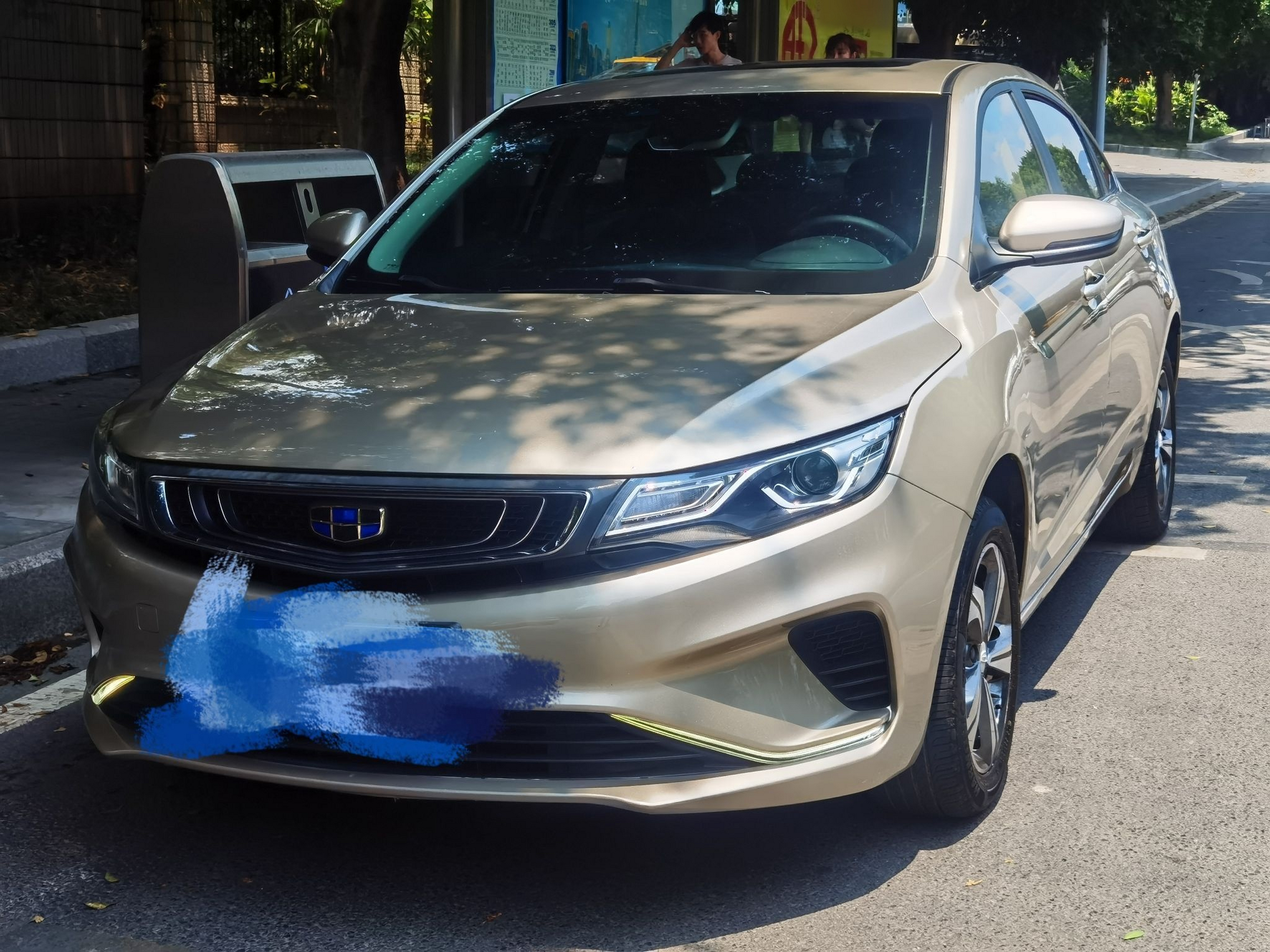 Под передней частью автомобиля
