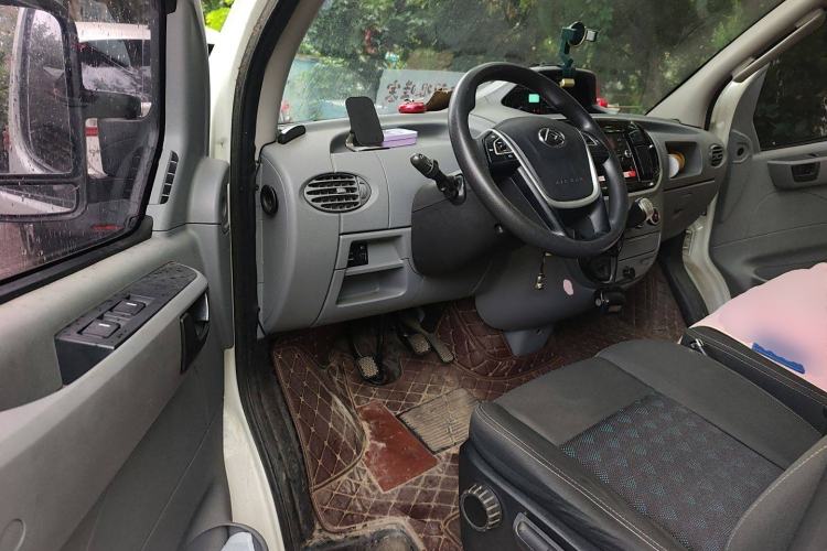 Used SAIC MAXUS Xintu V80 2019 2.0T Plus 6-Speed Manual – Aoyuntong Short Wheelbase Mid-Roof Design 5/6-Seater
