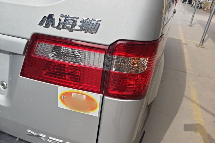 Used Jinbei Hiace X30 2023 1.5L Super-Comfortable Passenger Van 5/6/7-Seater Non-Air-Conditioned Version Model SWC15M Right Rear Taillight