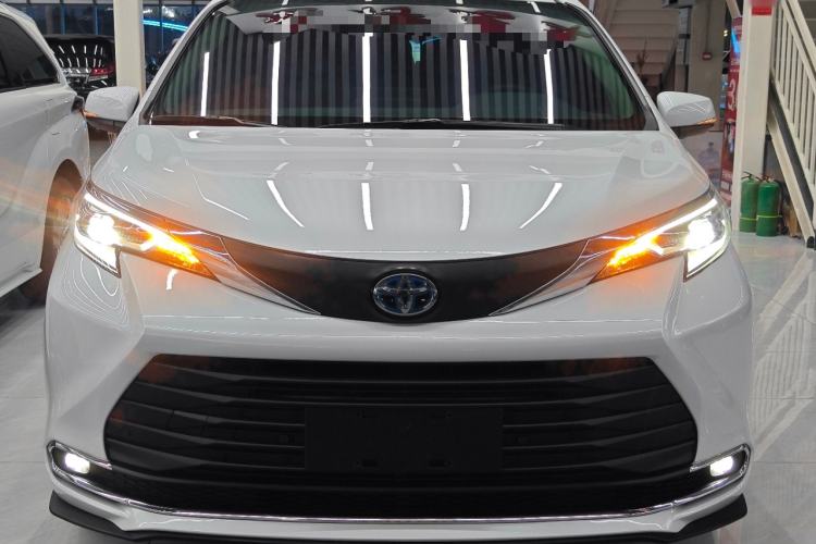 Used Toyota SIENNA 2023 2.5L Hybrid Comfort Edition Front