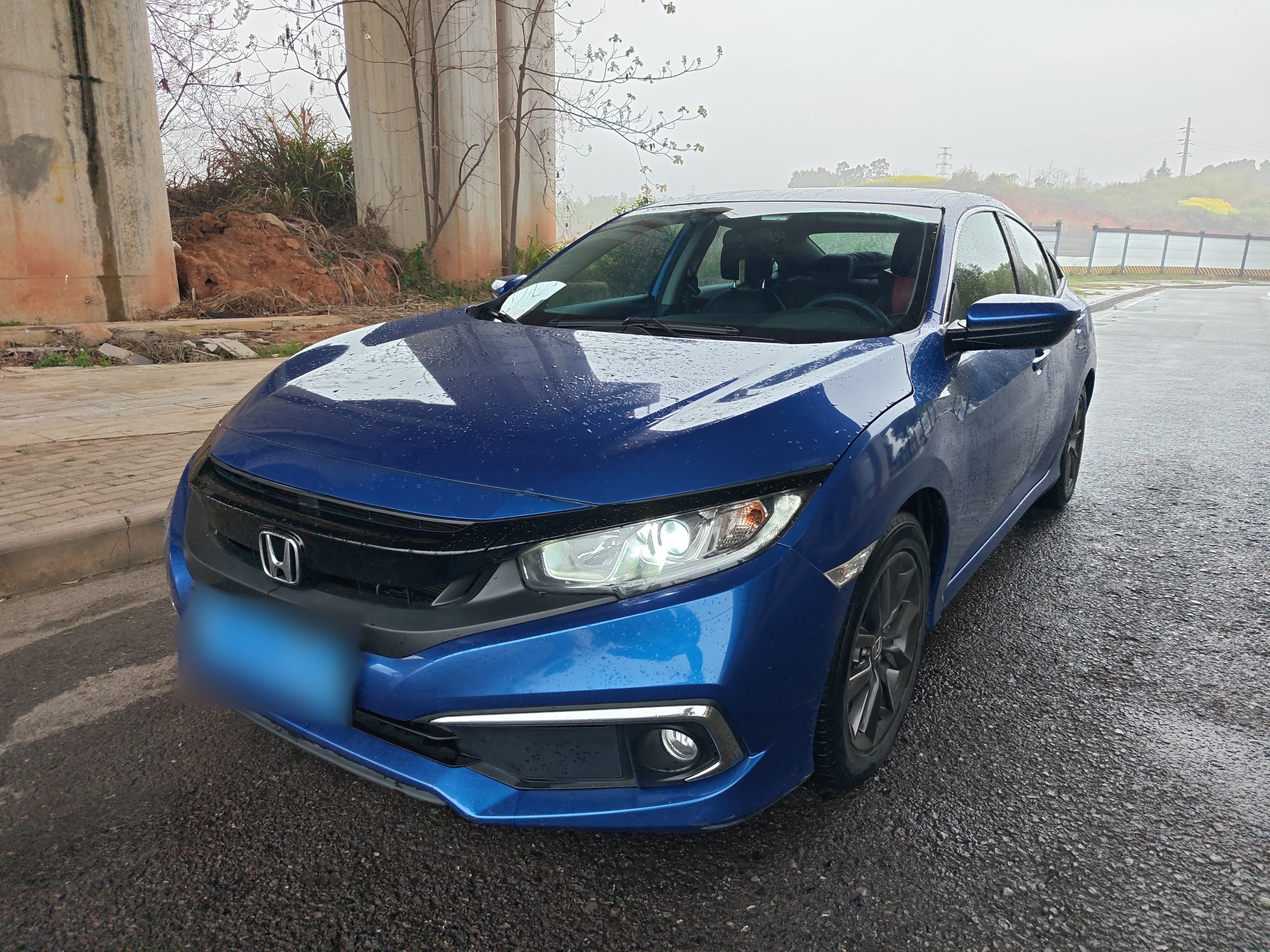 تحت مقدمة السيارة