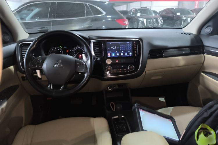 Used Mitsubishi Outlander 2016 2.4L 4x4 Elite Edition 5 Seats Center Console