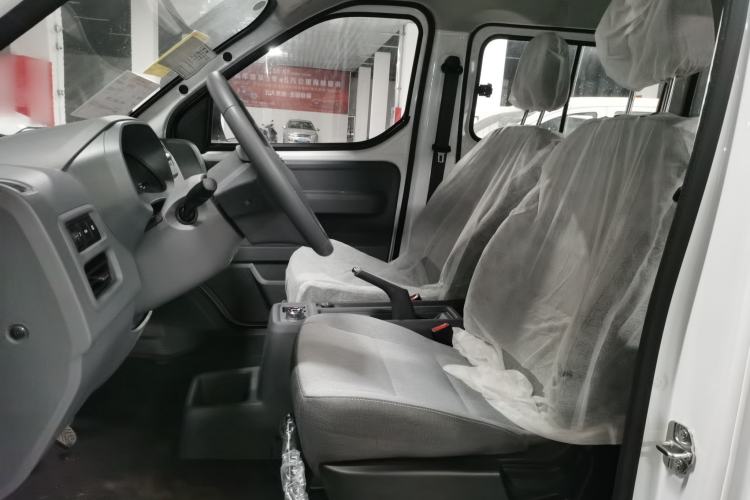 Used Wuling Yangguang 2024 300KM Comfort Version Passenger Van 75kW