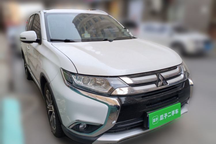 Used Mitsubishi Outlander 2018 2.0L Two-Wheel Drive Glory Edition 5 Seats Front Right 45 Deg