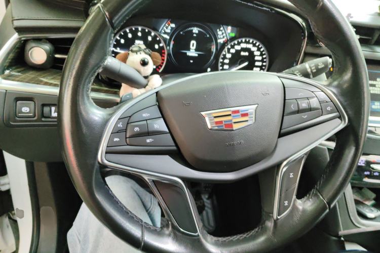 Used Cadillac XT5 2018 25T Luxury Model Steering Wheel