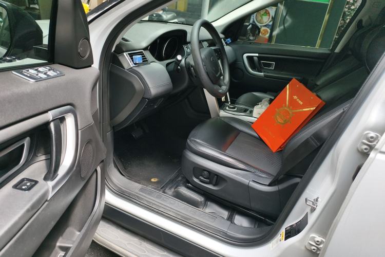 Used Land Rover Discovery Sport 2018 240 PS PURE Edition Interior 3