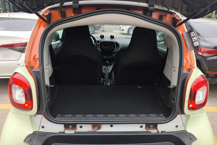 Used smart fortwo 2015 1.0L 52 kW hardtop Dynamic version Trunk