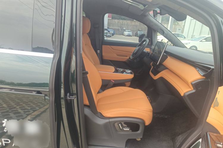 Used Geely Galaxy LEVC L380 2024 140-Degree 6-Seater All-Wheel-Drive Ultra