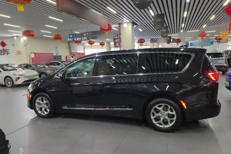 Used Chrysler Grand Voyager 2017 3.6L Premium Edition