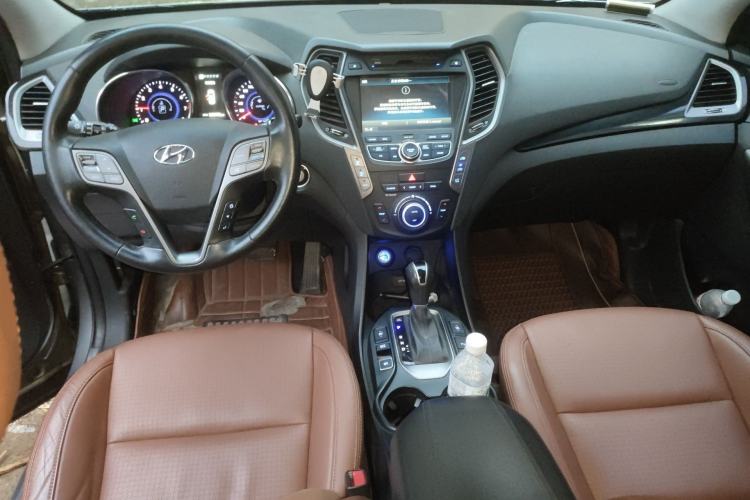 Used Hyundai Santa Fe 2013 2.0T Automatic All-Wheel Drive Top Trim Center Console