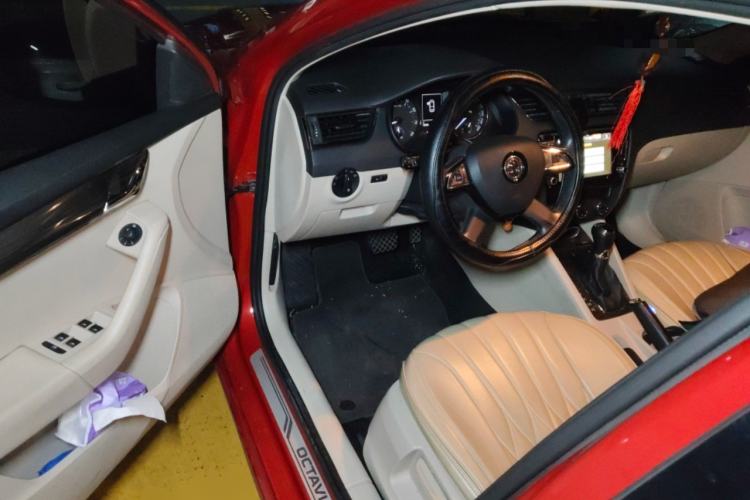 Used Skoda Octavia 2015 1.6L Automatic Yijun Edition Driver Seat