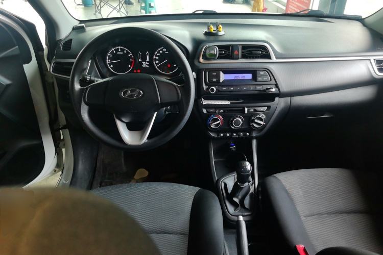 Used Hyundai Verna (older generation) 2020 1.4L Manual GL Refreshed Edition Center Console
