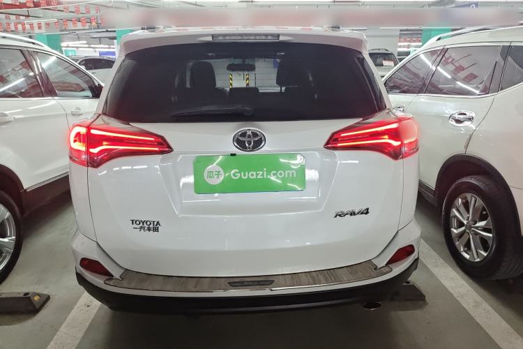 Used Toyota RAV4 2016 2.0L CVT Two-Wheel Drive Fashion Edition China V Standard Rear
