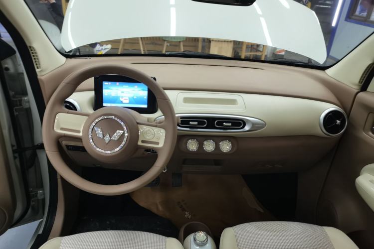 Used Wuling Hongguang MINIEV 2025 Four-Door Version Advanced Edition Center Console