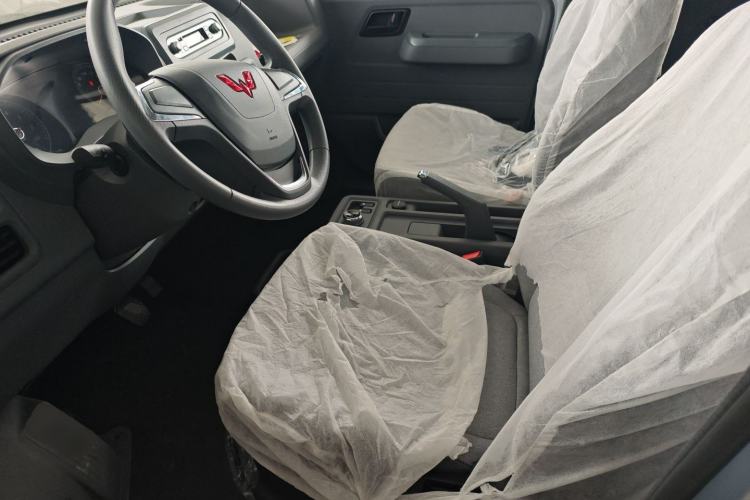 Used Wuling Yangguang 2024 300KM Comfort Version Passenger Van 75kW
