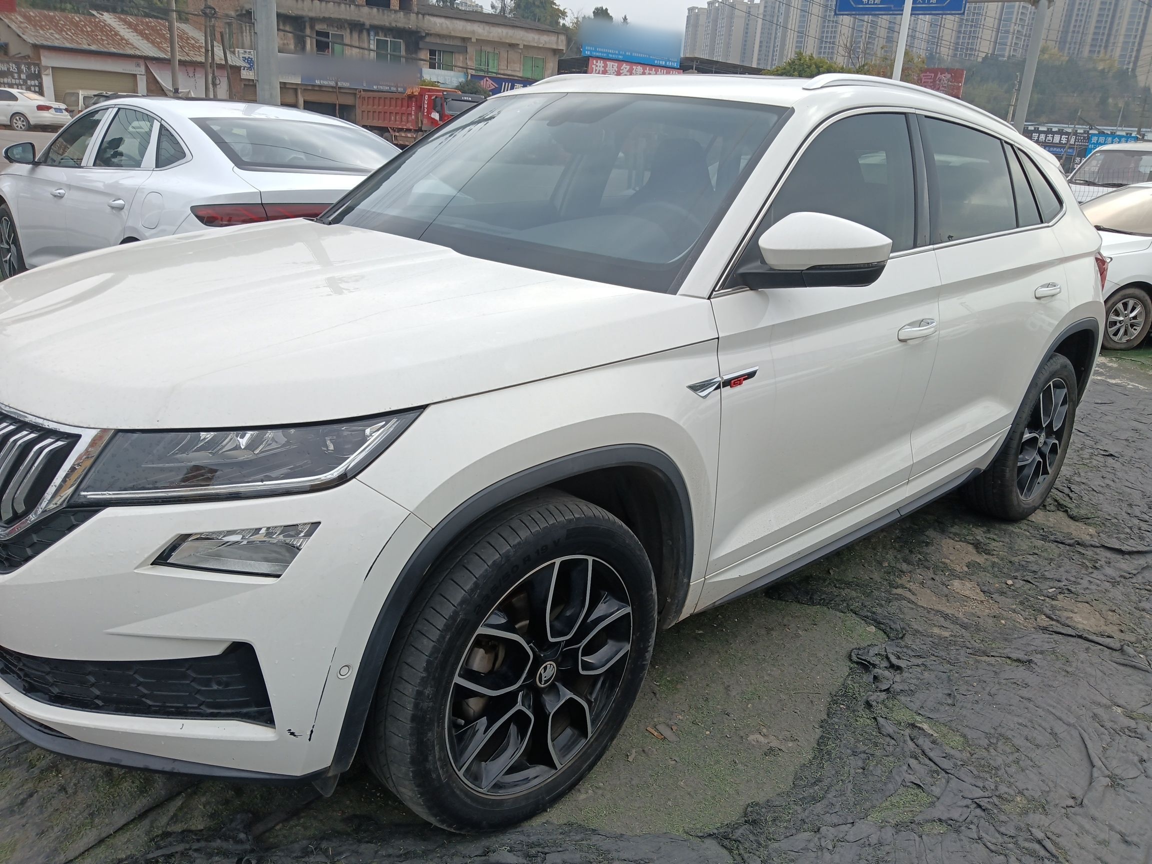 Под передней частью автомобиля