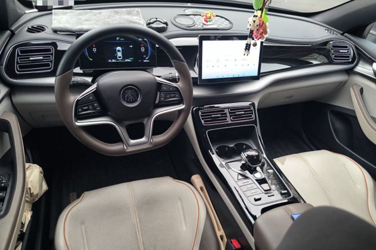 Used BYD Qin PLUS 2024 Honor Edition EV 510KM Leading Model Center Console