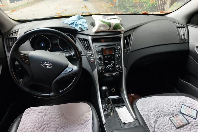 Used Hyundai Sonata 2011 2.0L Automatic Leading Edition Center Console