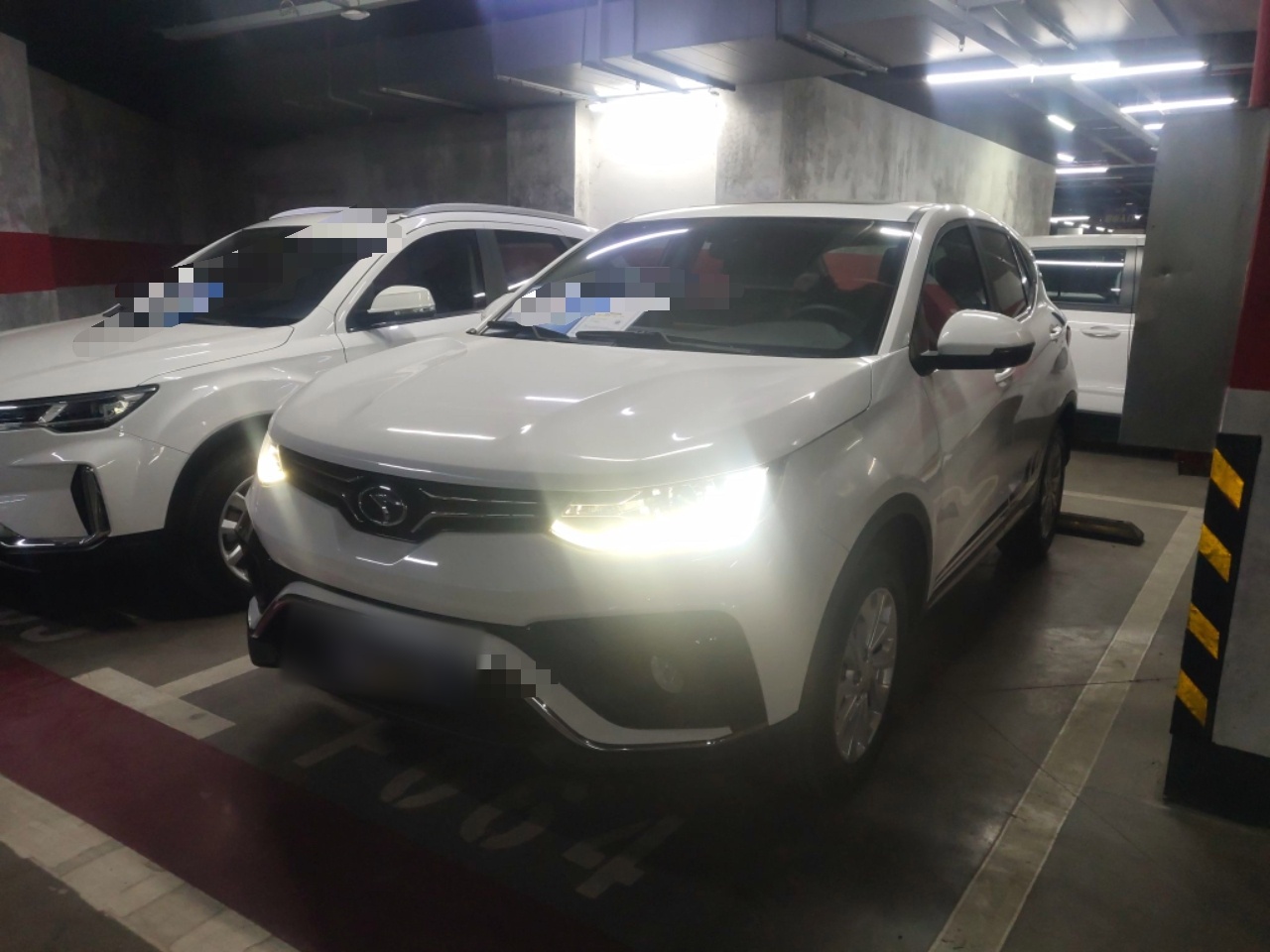 Под передней частью автомобиля