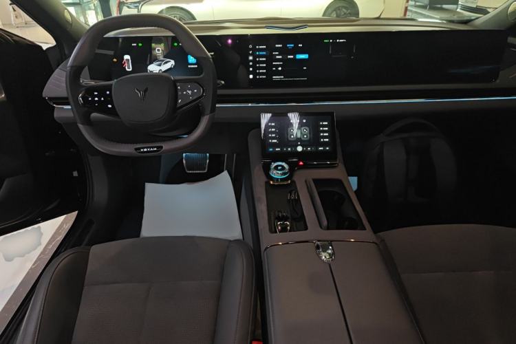 Used VOYAH PASSION 2024 PHEV Four-Wheel Drive Ultra-Long Range Flagship Model
