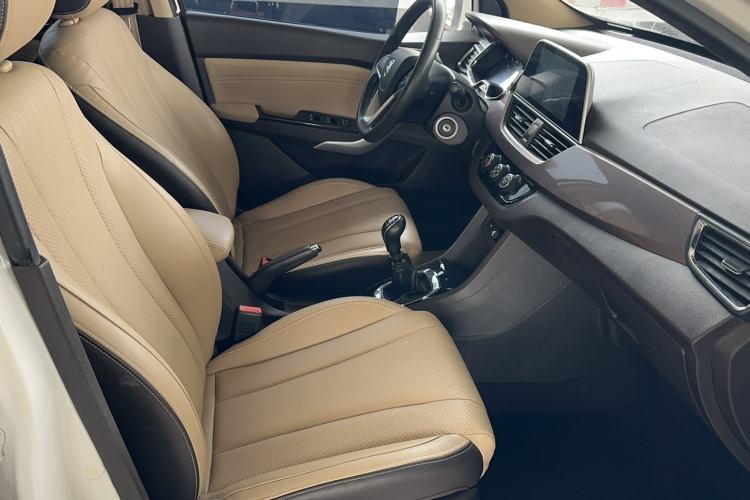 Used Baojun 310W 2017 1.5L Manual Fashion Model China V
