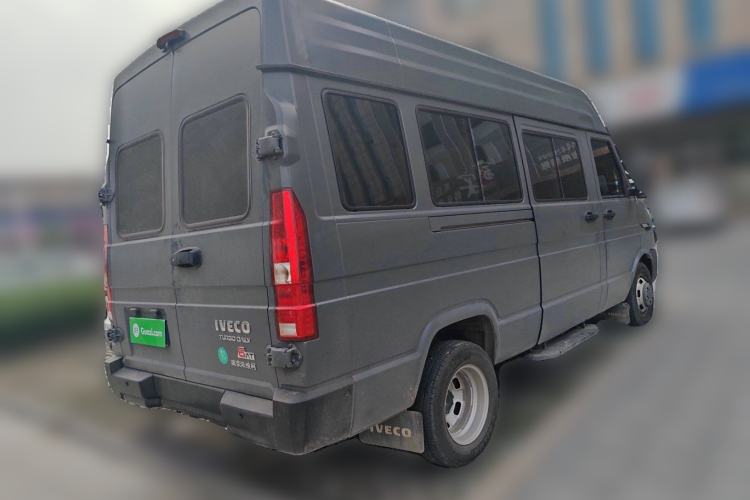 Used Iveco Daily 2023 2.5T A37M1 Multi-Purpose Passenger Vehicle Long Wheelbase Mid-Roof Design Dual Side Sliding Doors Automatic Transmission
