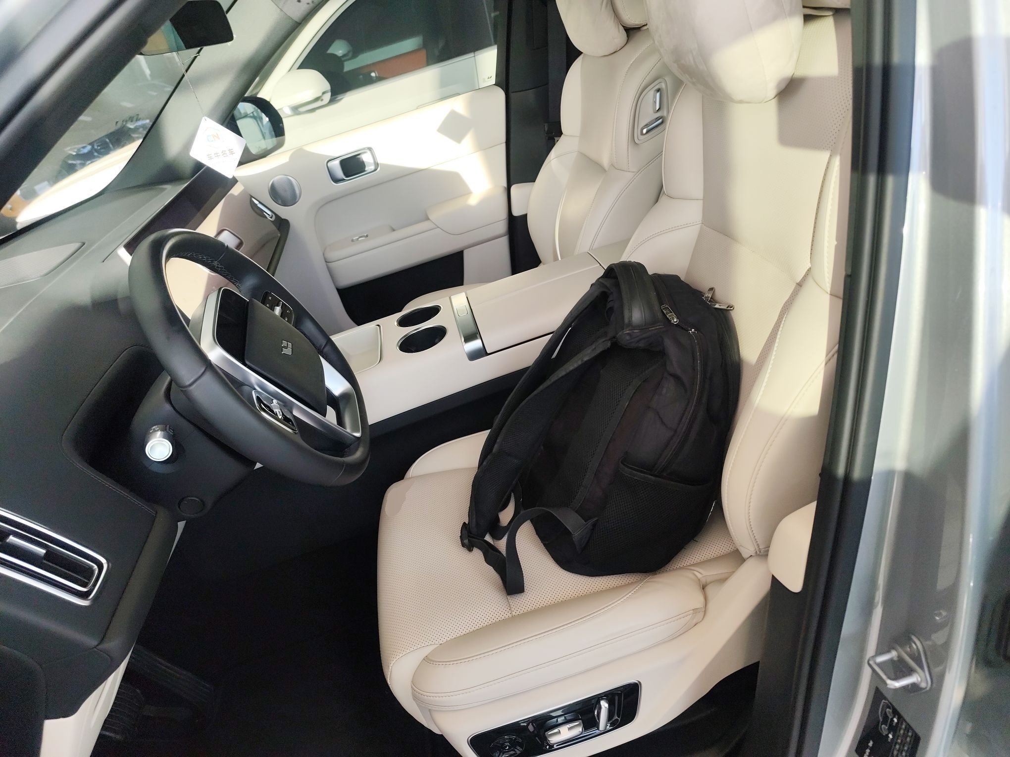 المقاعد الأمامية داخل السيارة