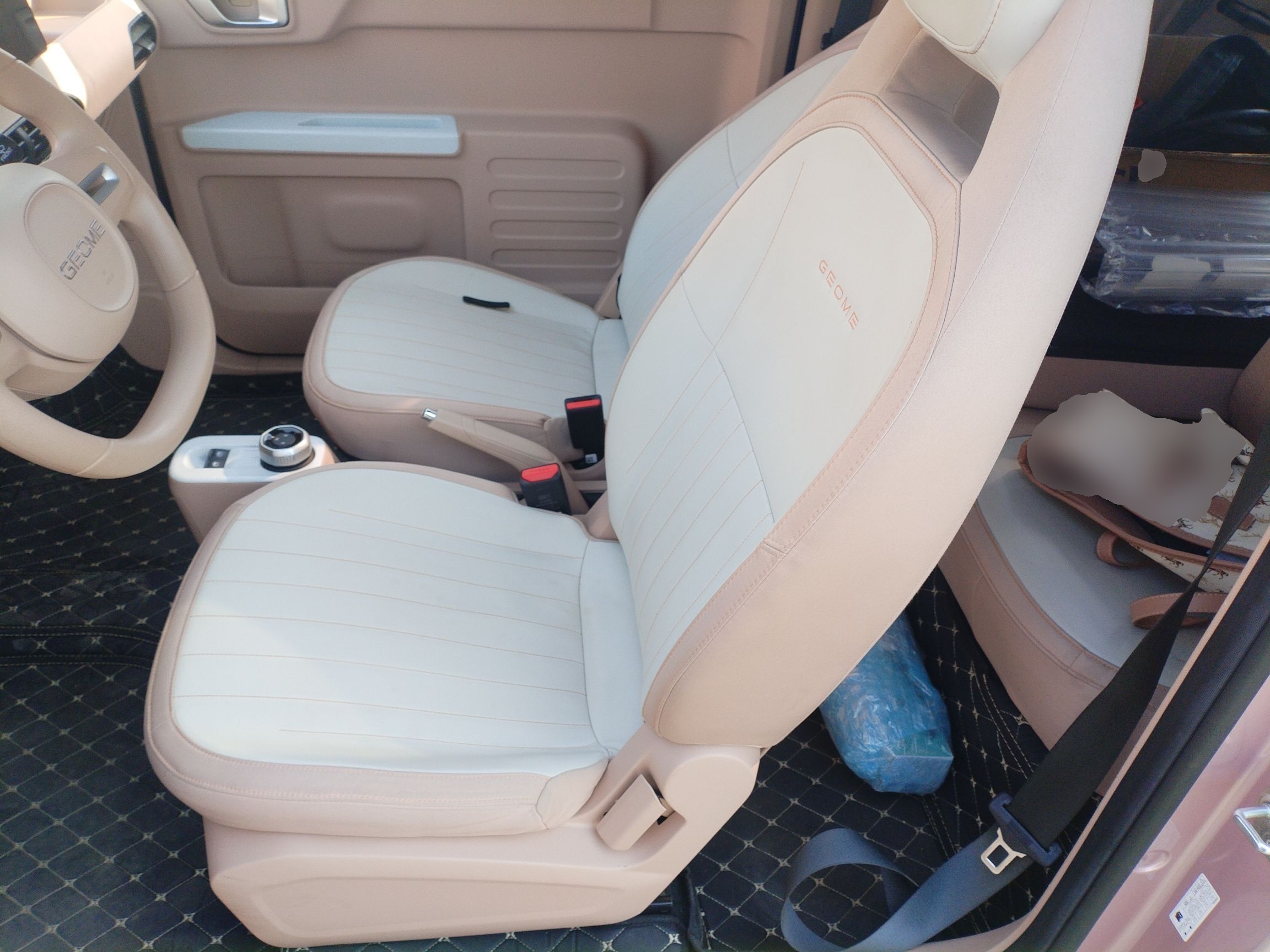 Переднее сиденье в автомобиле