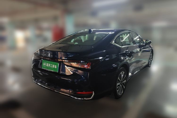 Used Lexus ES 2025 200 Premium Edition Rear Right 45 Deg