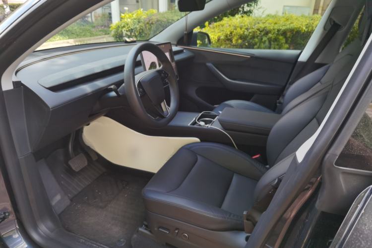 Used Tesla Model Y 2025 Long-Range All-Wheel-Drive Version Left Front Seat