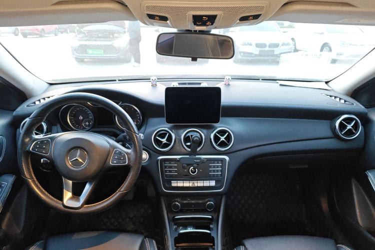 Used Mercedes-Benz GLA 2018 GLA 200 Fashion Model Center Console