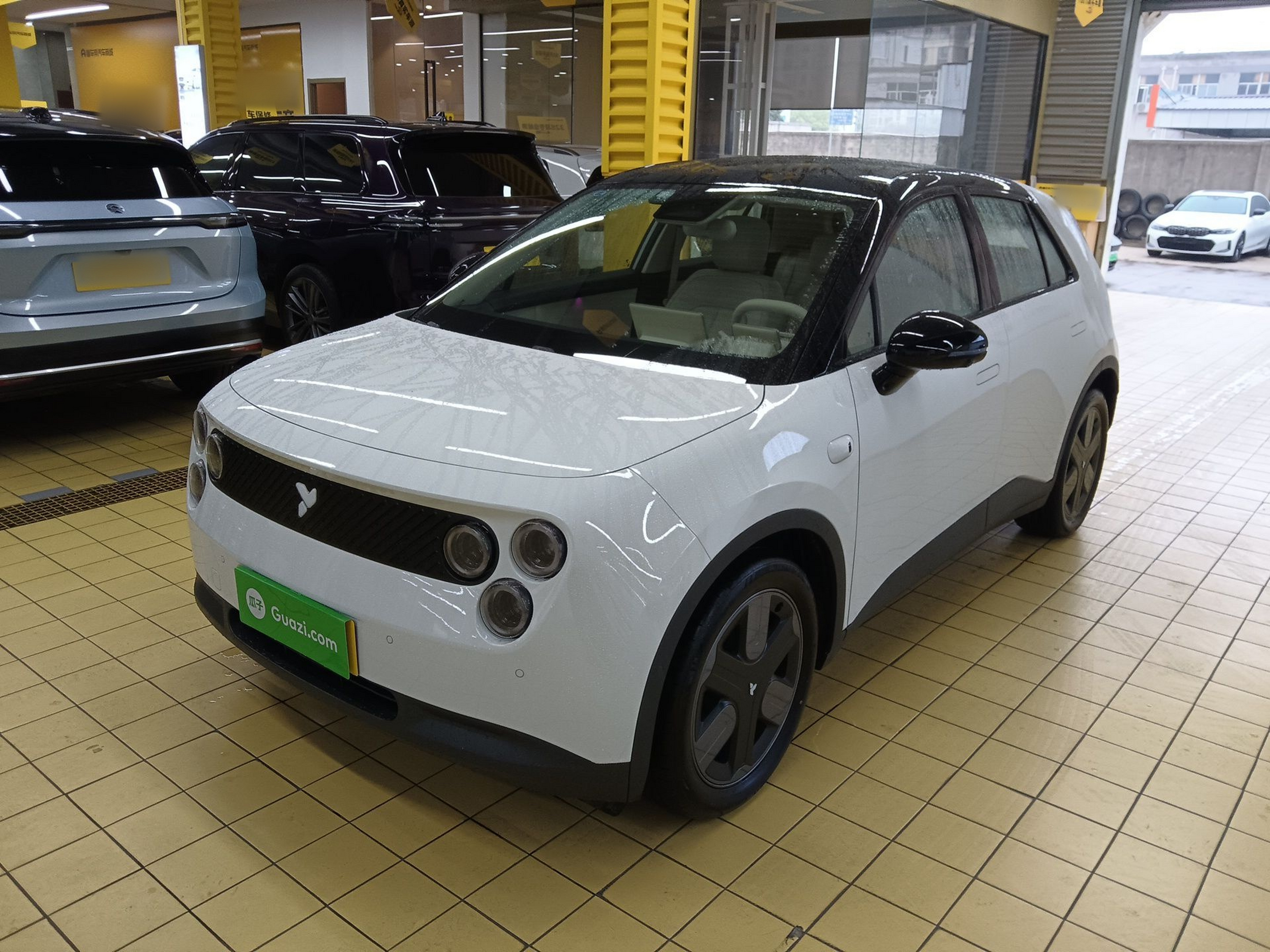 تحت مقدمة السيارة