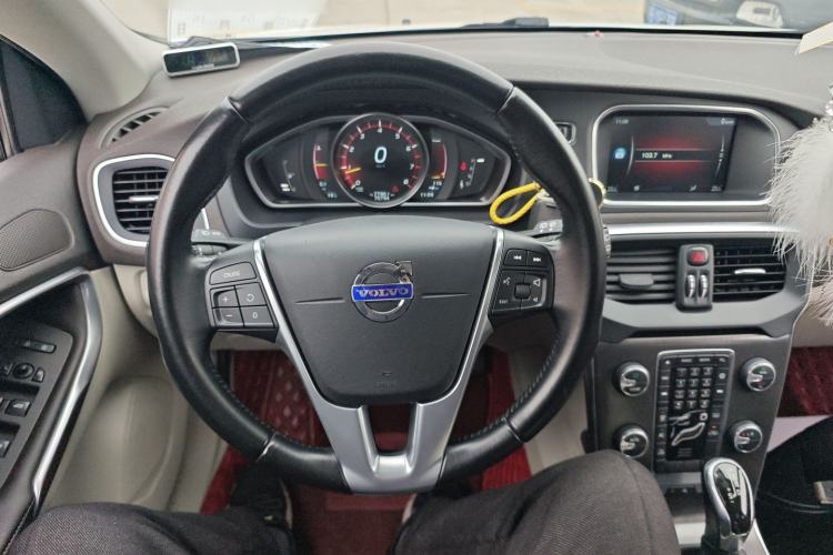 Used Volvo V40 2015 1.6T Zhiyi Edition
