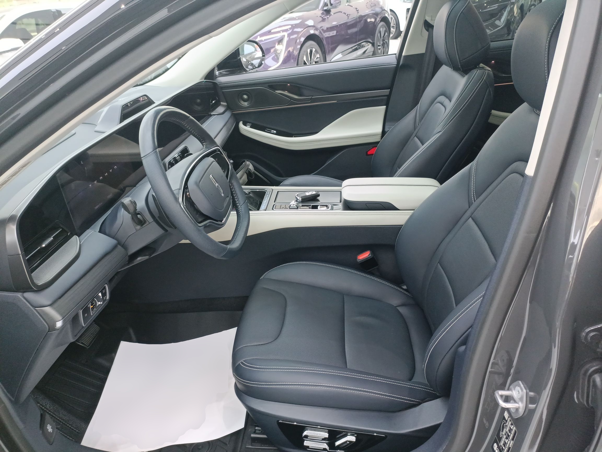 المقاعد الأمامية داخل السيارة