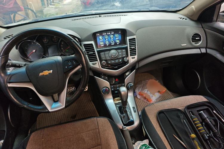 Used Chevrolet Cruze 2013 Hatchback 1.6T Automatic Flagship Model Center Console