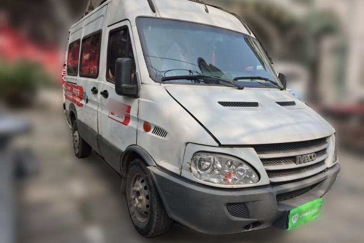 Used Iveco Daily 2017 2.5T A35 Low-Roof 5-7 Seater Passenger Van 47Z5 Front Right 45 Deg