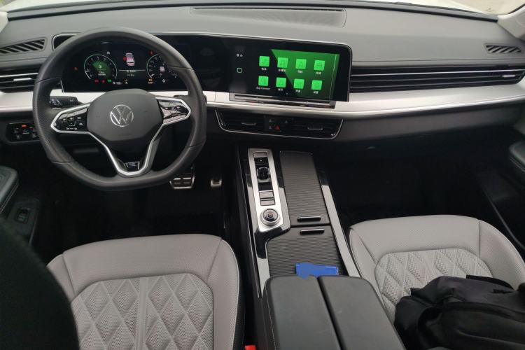 Used Volkswagen Tavendor 2024 380TSI All-Wheel Drive R-Line Cruise Edition Center Console