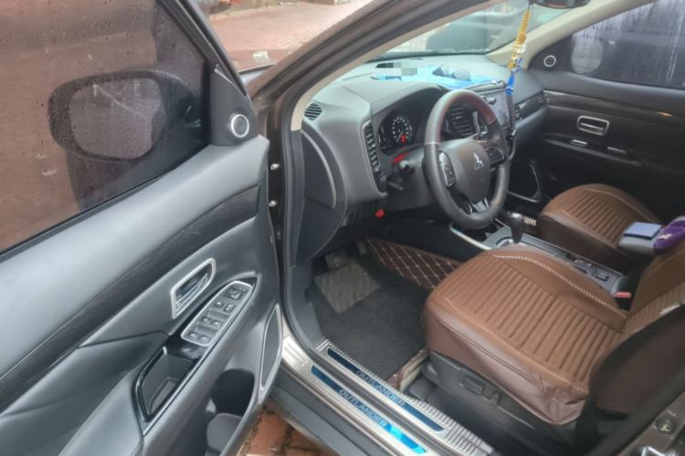 Used Mitsubishi Outlander 2019 2.0L Two-Wheel Drive Comfort Edition 5 Seats China V Standard Driver Seat