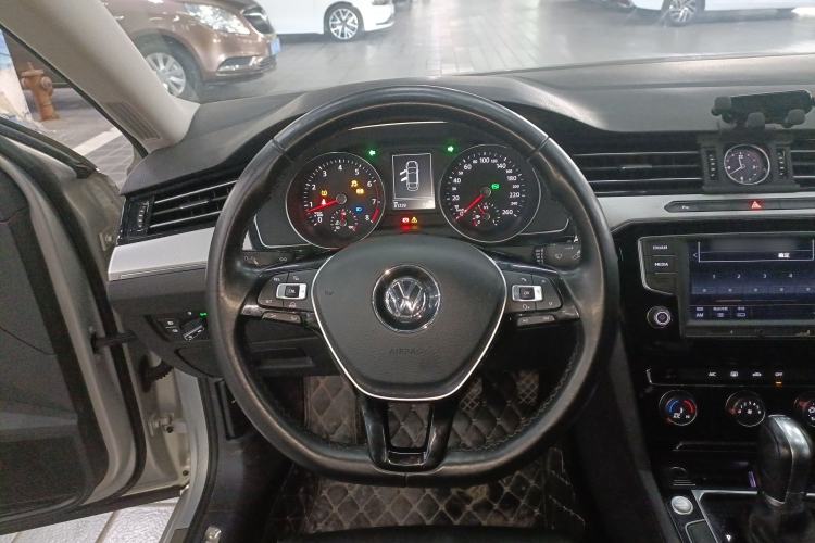 Used Volkswagen Magotan 2017 330TSI DSG Leading Model
