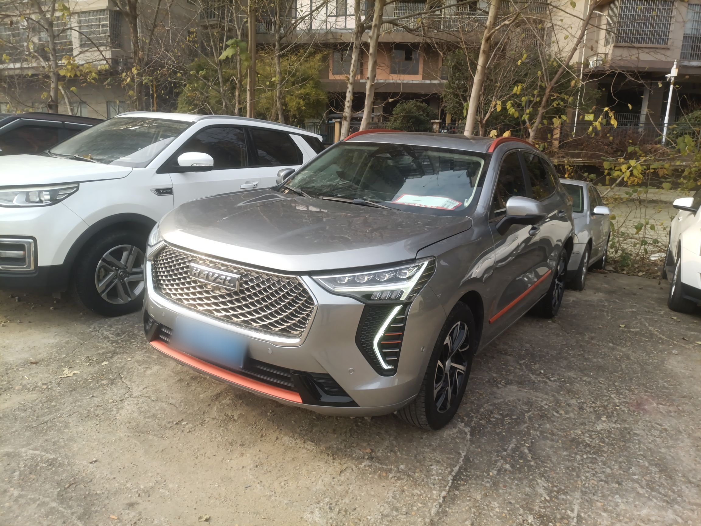 Под передней частью автомобиля