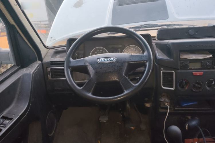 Used Iveco Daily 2020 2.5T A35 Passenger Van Single-Tire Mid-Roof Design 5-9 Seats China VI Emission Standard
