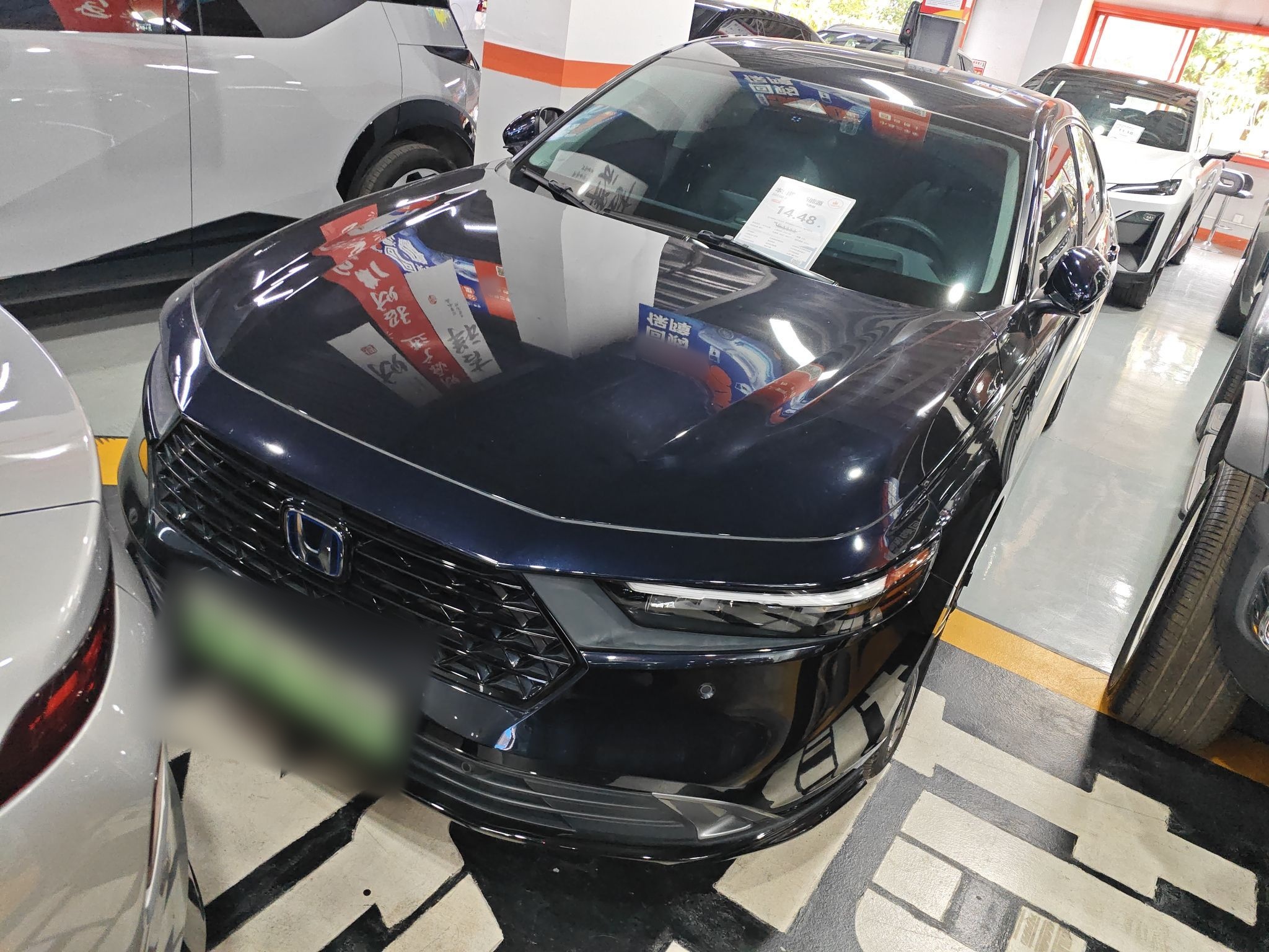 تحت مقدمة السيارة