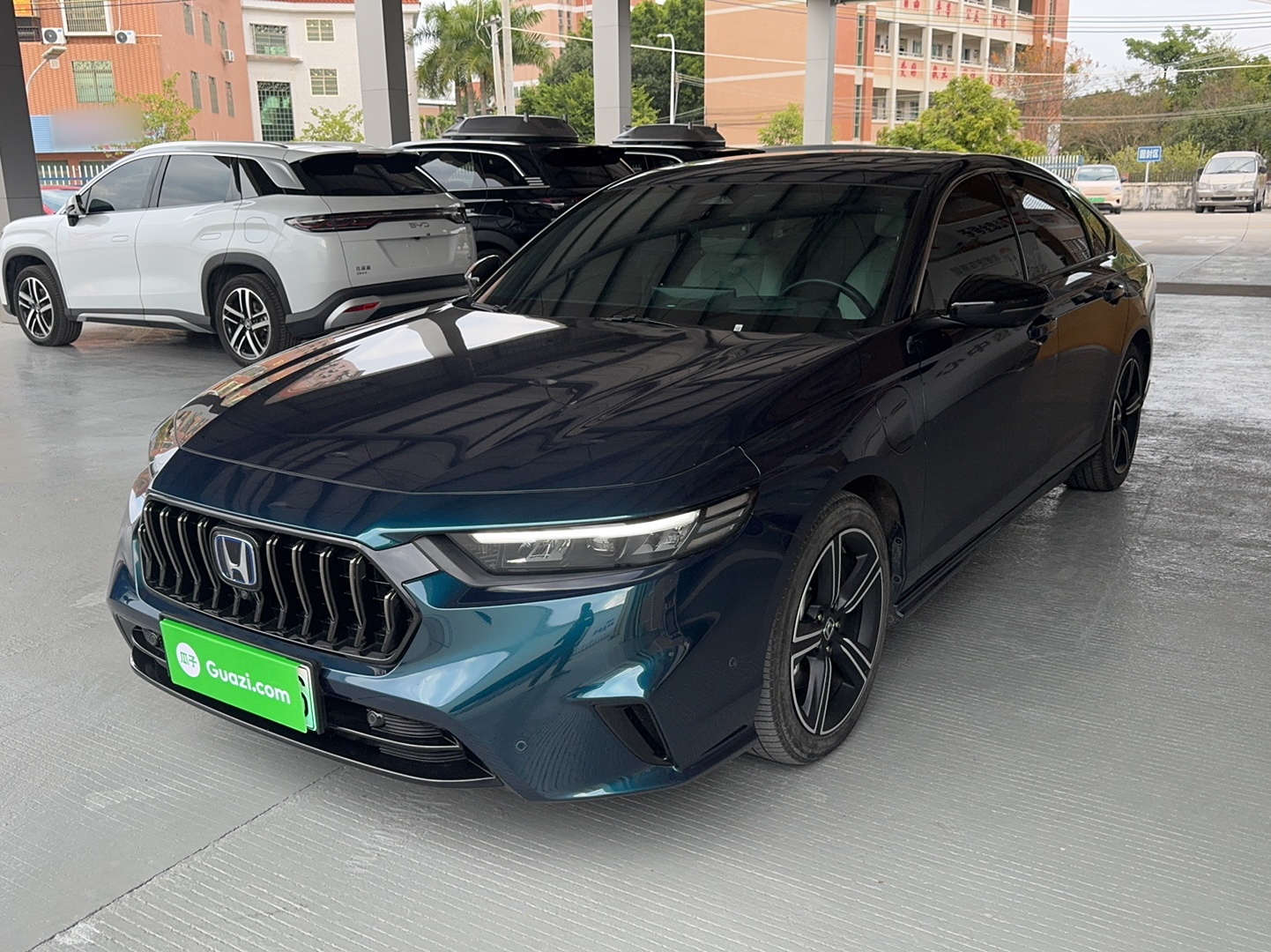 Под передней частью автомобиля